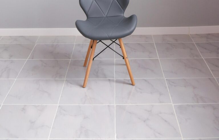 ¿Cómo mantener las juntas de los azulejos blancas?